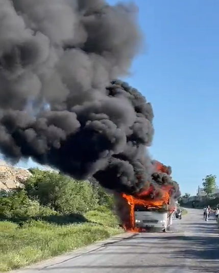 Edirne’de fabrika işçilerini taşıyan minibüs alev alev yandı. Sürücünün durumu erken fark ederek yolcuları tahliye etmesi faciayı önledi ...