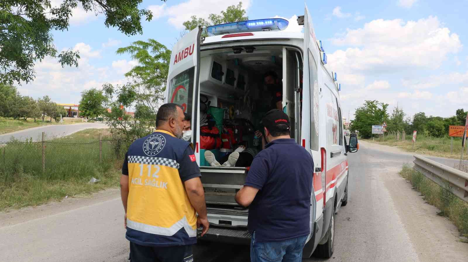 Edirne’de Kapıkule yolunda meydana gelen kazada yaralanan 2 sürücü hastaneye kaldırıldı. Edinilen bilgiye göre kaza, Edirne Kapıkule yolunda ...