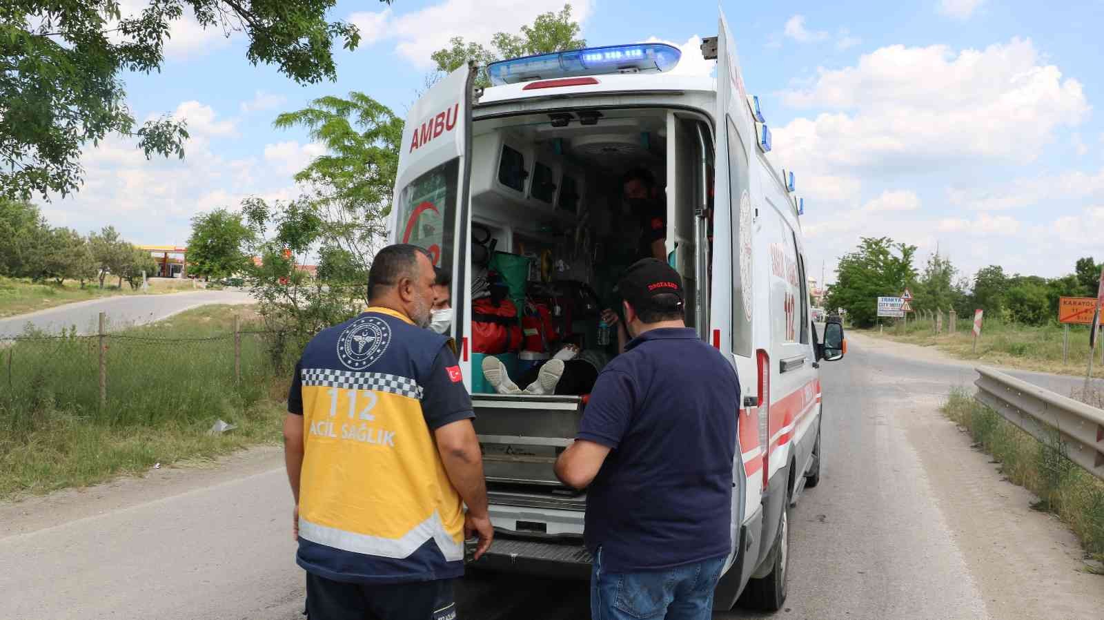 Edirne’de Kapıkule yolunda meydana gelen kazada yaralanan 2 sürücü hastaneye kaldırıldı. Edinilen bilgiye göre kaza, Edirne Kapıkule yolunda ...