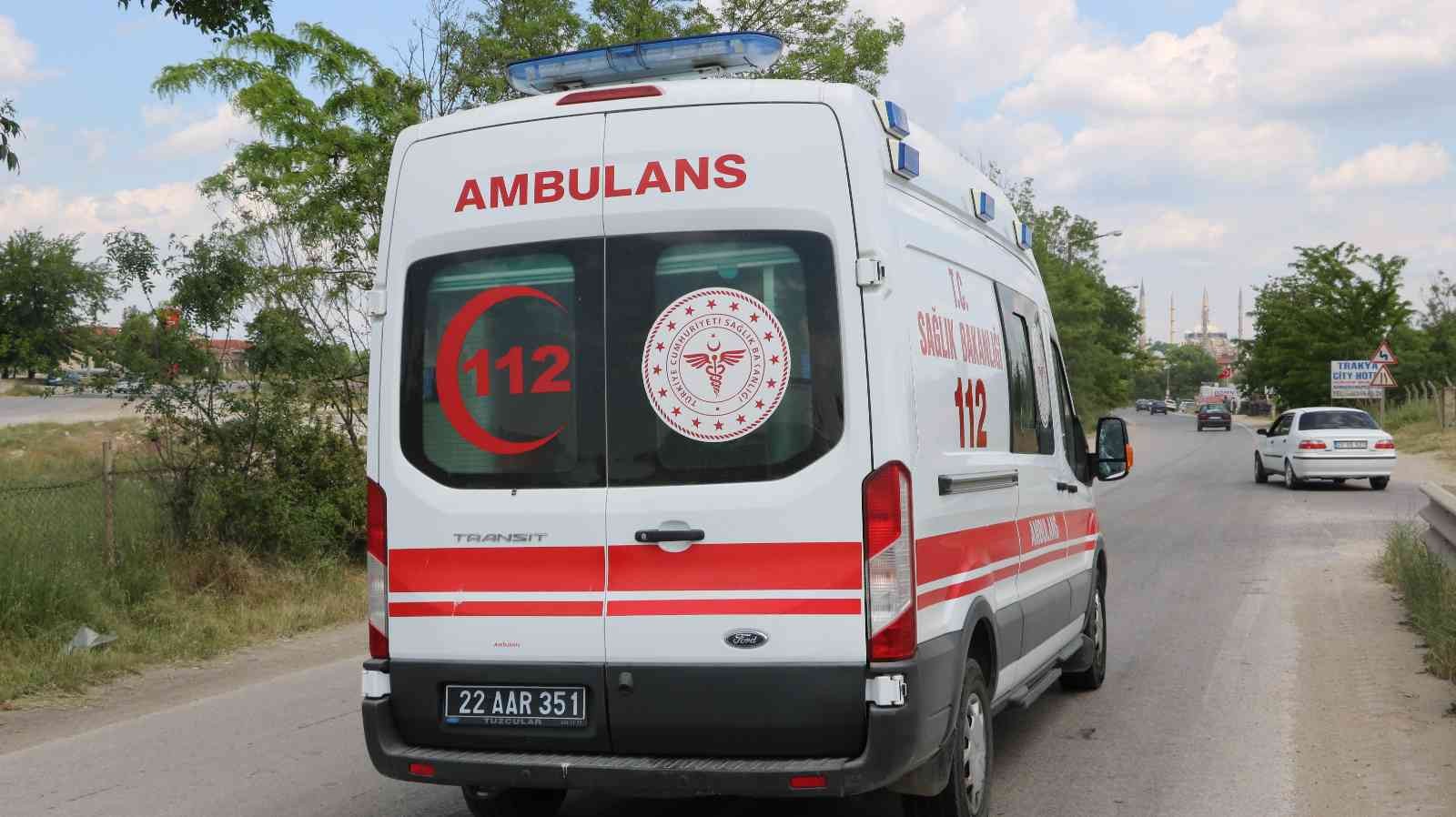 Edirne’de Kapıkule yolunda meydana gelen kazada yaralanan 2 sürücü hastaneye kaldırıldı. Edinilen bilgiye göre kaza, Edirne Kapıkule yolunda ...
