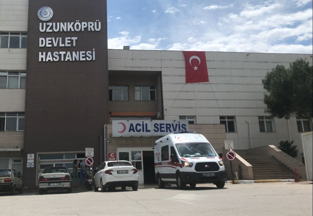 Edirne’de restoran işletmecisi darp edilerek öldürüldü EDİRNE (İHA) – Edirne’de bir restoran işletmecisi işyerinde darp edilerek öldürüldü. Olay, Uzunköprü ilçesine bağlı Çöpköy Mahallesi Ördekli Göl ...