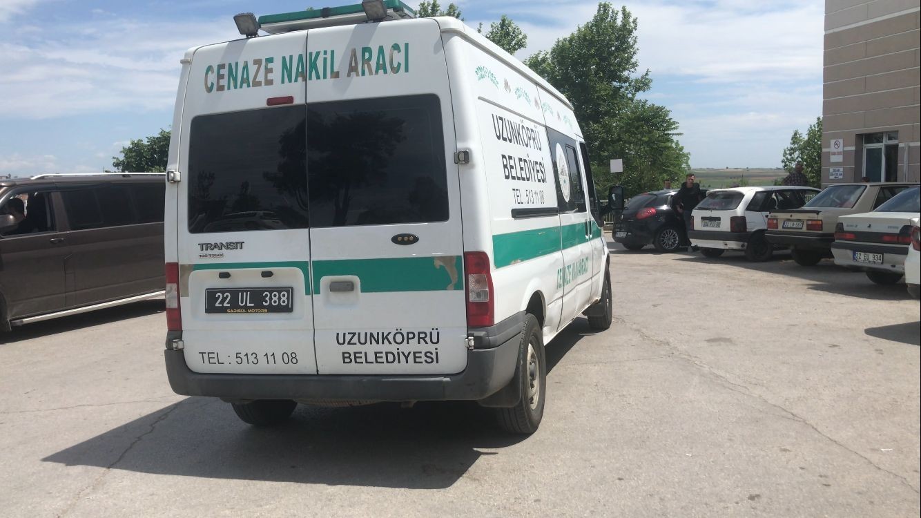 Edirne’de restoran işletmecisi darp edilerek öldürüldü EDİRNE (İHA) – Edirne’de bir restoran işletmecisi işyerinde darp edilerek öldürüldü. Olay, Uzunköprü ilçesine bağlı Çöpköy Mahallesi Ördekli Göl ...