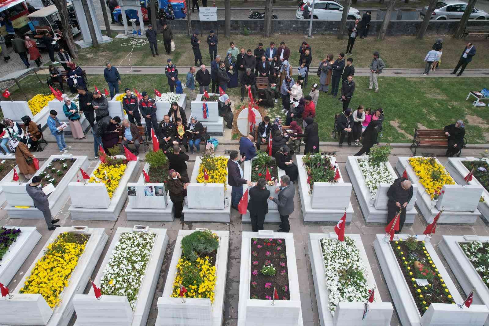 Ramazan Bayramı’nın ilk gününde Edirnekapı Şehitliği’ne gelen şehit yakınları, kabirleri ziyaret etti. Kabir başlarında dua okuyan şehit ...