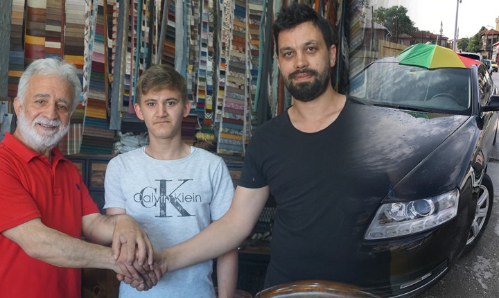 Edirneli esnafın şemsiyeli çözümü ‘insanlık ölmemiş’ dedirtti İstanbul’dan Edirne’ye tarihi ve turistik noktaları gezmek için gelen ve üstü açılır aracının cam tavanını açık unutan Yaşar Yılmaz Cebioğlu’nun ...