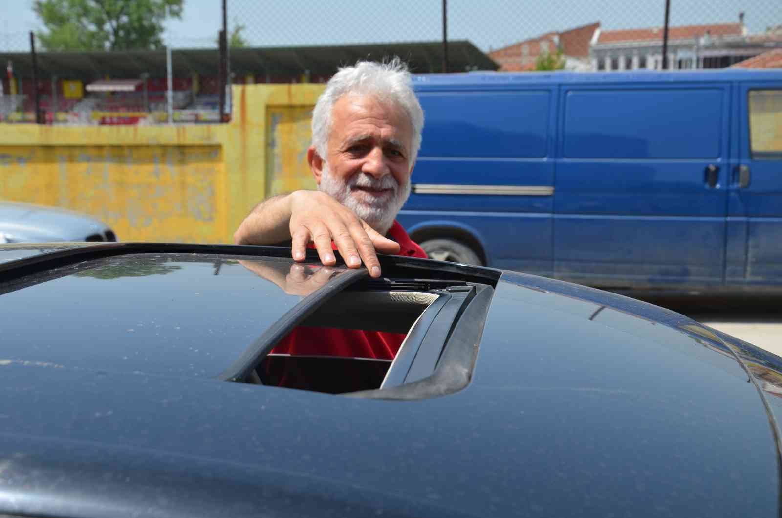 Edirneli esnafın şemsiyeli çözümü ‘insanlık ölmemiş’ dedirtti İstanbul’dan Edirne’ye tarihi ve turistik noktaları gezmek için gelen ve üstü açılır aracının cam tavanını açık unutan Yaşar Yılmaz Cebioğlu’nun ...