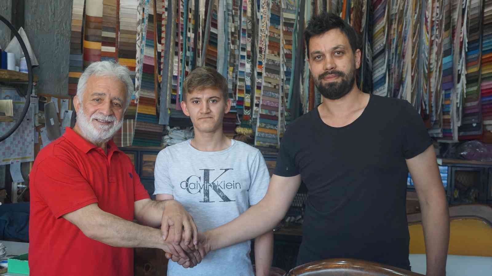 Edirneli esnafın şemsiyeli çözümü ‘insanlık ölmemiş’ dedirtti İstanbul’dan Edirne’ye tarihi ve turistik noktaları gezmek için gelen ve üstü açılır aracının cam tavanını açık unutan Yaşar Yılmaz Cebioğlu’nun ...