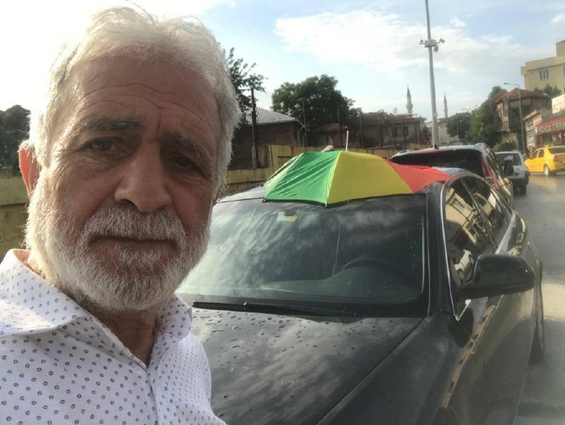 Edirneli esnafın şemsiyeli çözümü ‘insanlık ölmemiş’ dedirtti İstanbul’dan Edirne’ye tarihi ve turistik noktaları gezmek için gelen ve üstü açılır aracının cam tavanını açık unutan Yaşar Yılmaz Cebioğlu’nun ...