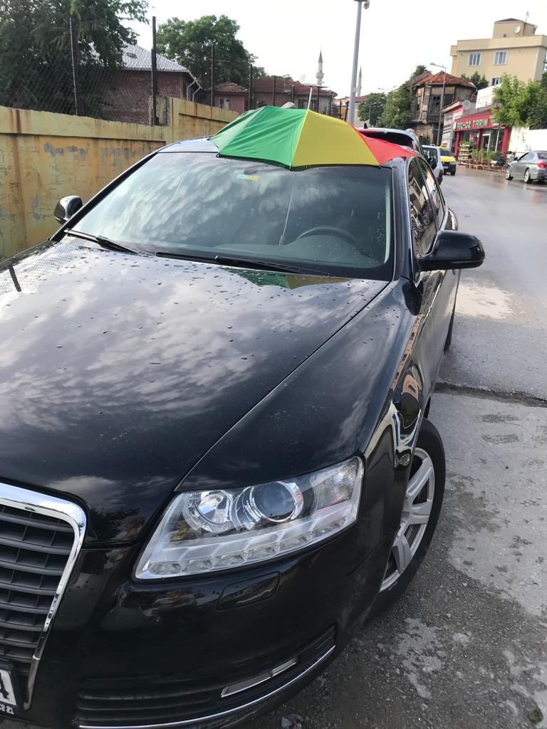 Edirneli esnafın şemsiyeli çözümü ‘insanlık ölmemiş’ dedirtti İstanbul’dan Edirne’ye tarihi ve turistik noktaları gezmek için gelen ve üstü açılır aracının cam tavanını açık unutan Yaşar Yılmaz Cebioğlu’nun ...