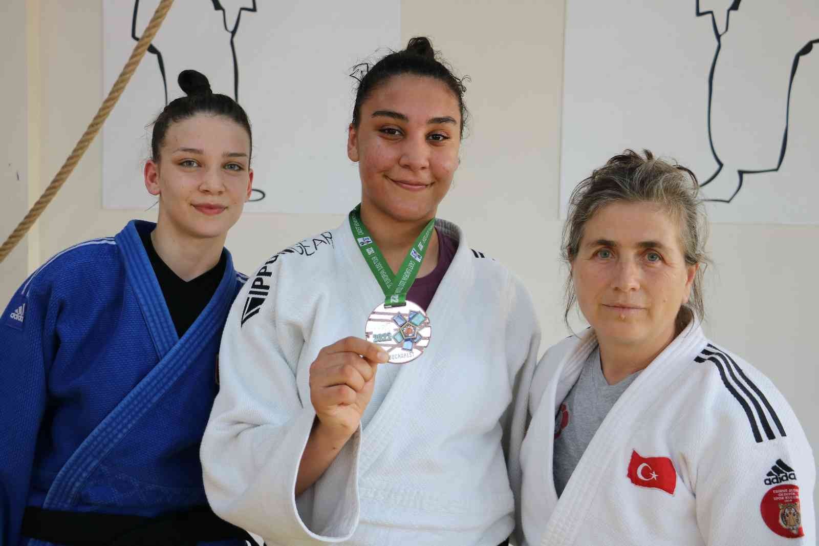 Edirneli judocu Elif Başkut, 70 kilogram Ümit Milli Takımı adına Romanya’da yapılan Ümitler Avrupa Kupası Judo Turnuvası’nda bronz madalya geri ...