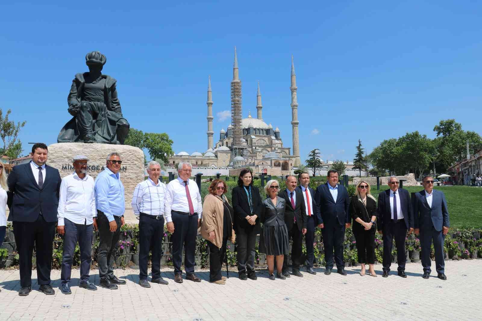 Cumhurbaşkanı Recep Tayyip Erdoğan’ın talimatıyla Selimiye Meydanı’nda Ekim ayında başlayan çevre düzenleme çalışmaları tamamlandı. Meydanda ...