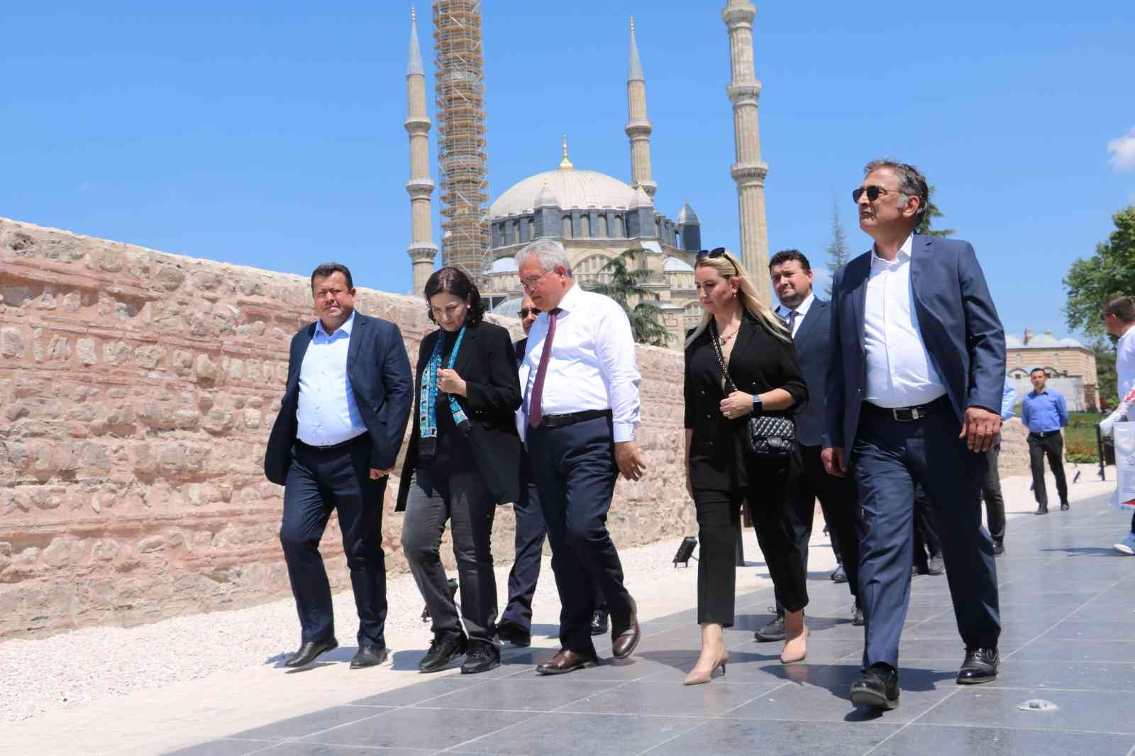 Cumhurbaşkanı Recep Tayyip Erdoğan’ın talimatıyla Selimiye Meydanı’nda Ekim ayında başlayan çevre düzenleme çalışmaları tamamlandı. Meydanda ...