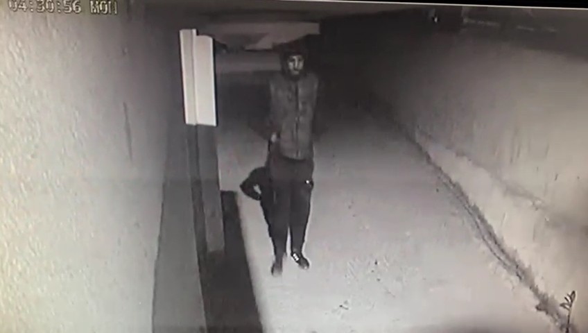 Elleri cebinde geldi, mazgal demirlerini çaldı Edirne’nin Keşan ilçesinde bir hırsız, elleri cebinde geldiği apartmanın mazgal demirlerini çaldı. Güvenlik kameralarına yakalanan hırsızın rahat ...