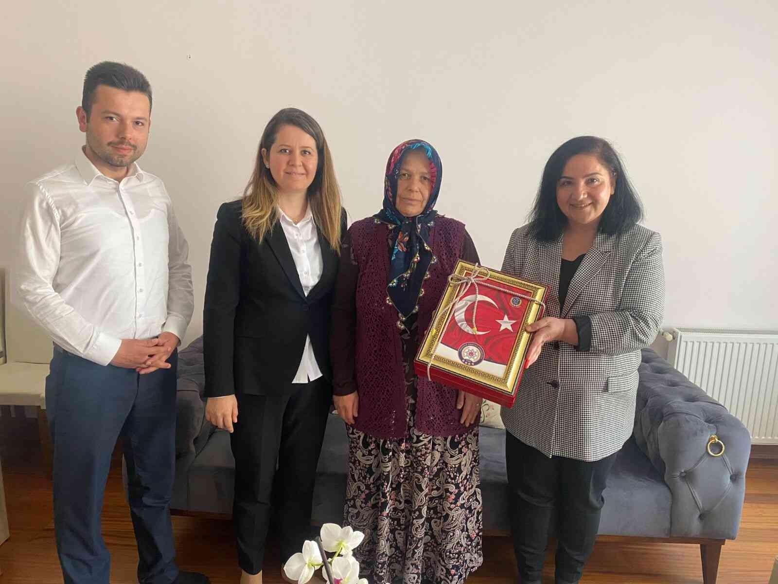 Emniyet teşkilatı onları unutmadı Tekirdağ İl Emniyet Müdürlüğü, gazi ve şehit yakınlarını unutmadı. Ramazan Bayramı’nda şehit ve gazi yakınlarının Emniyet Teşkilatı nezdinde ...