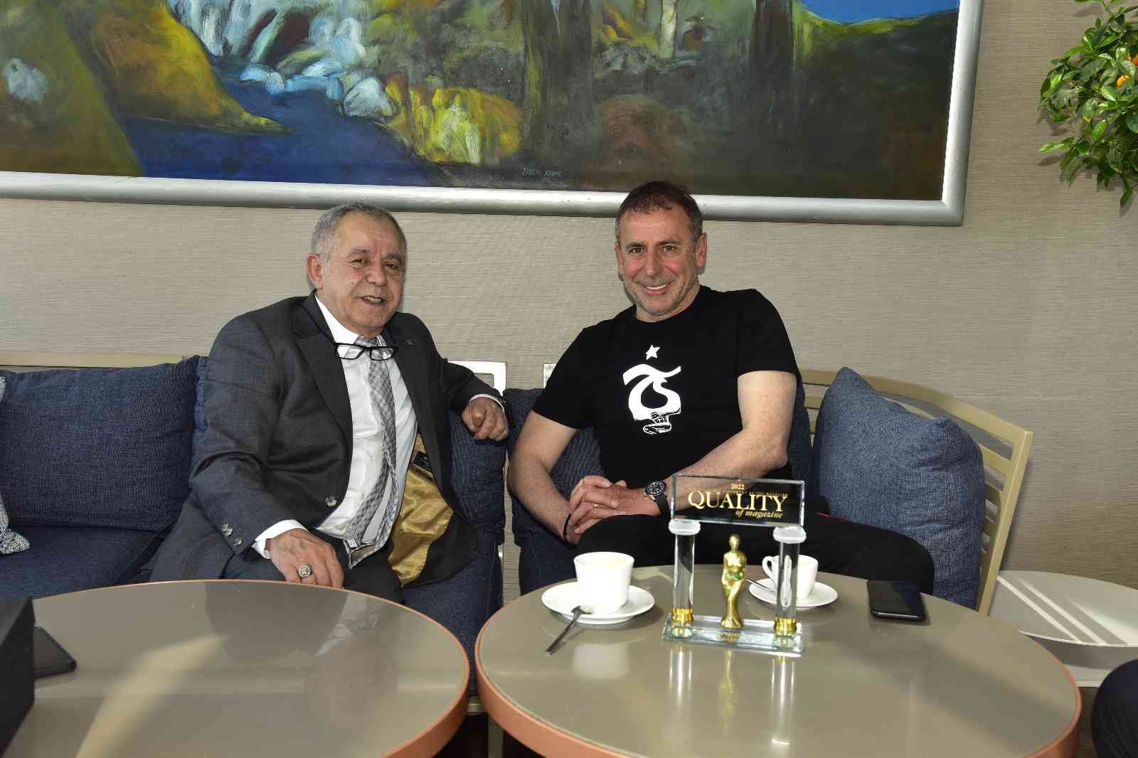 Trabzonspor Teknik Direktörü Abdullah Avcı, Quality Dergisi tarafından yılın teknik direktörü seçildi. Avcı, ödülünü takımın kamp yaptığı otelde ...