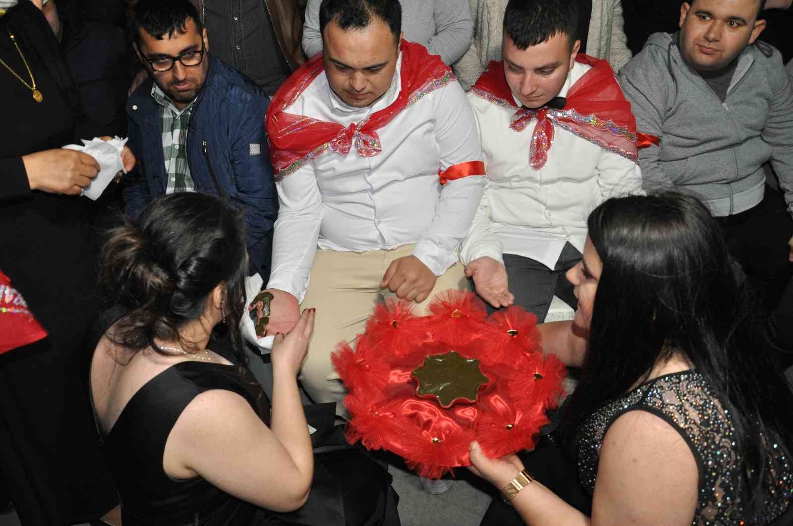 Engelli bireyin hayali bu eğlenceyle gerçek oldu Kocaeli’de hayali askerlik yapmak olan engelli birey, ailesi ve yakınları tarafından düzenlenen sembolik asker eğlencesinde doyasıya eğlendi ...