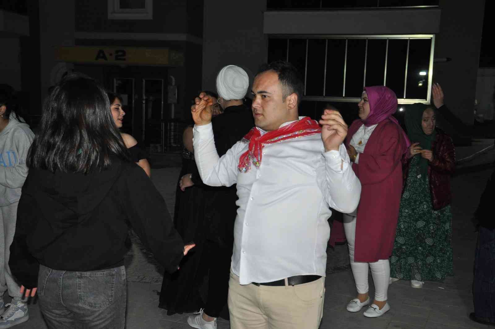 Engelli bireyin hayali bu eğlenceyle gerçek oldu Kocaeli’de hayali askerlik yapmak olan engelli birey, ailesi ve yakınları tarafından düzenlenen sembolik asker eğlencesinde doyasıya eğlendi ...