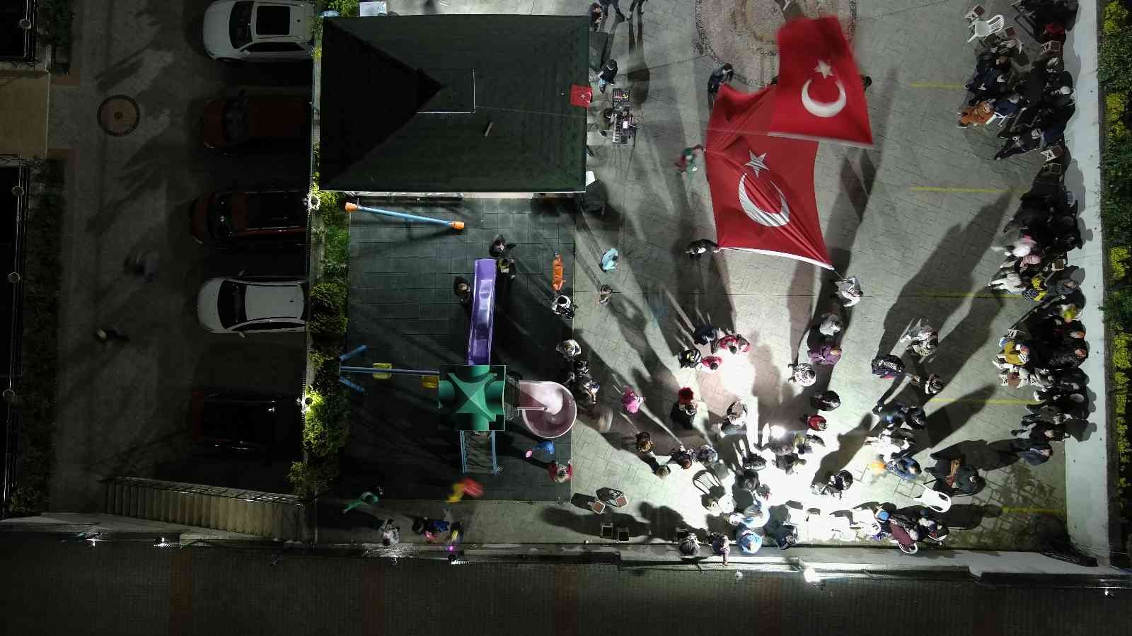 Engelli bireyin hayali bu eğlenceyle gerçek oldu Kocaeli’de hayali askerlik yapmak olan engelli birey, ailesi ve yakınları tarafından düzenlenen sembolik asker eğlencesinde doyasıya eğlendi ...