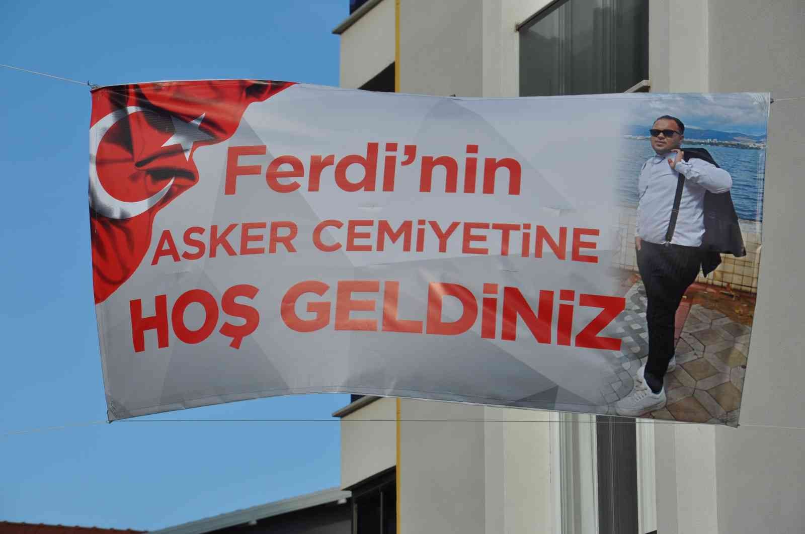 Engelli bireyin hayali bu eğlenceyle gerçek oldu Kocaeli’de hayali askerlik yapmak olan engelli birey, ailesi ve yakınları tarafından düzenlenen sembolik asker eğlencesinde doyasıya eğlendi ...