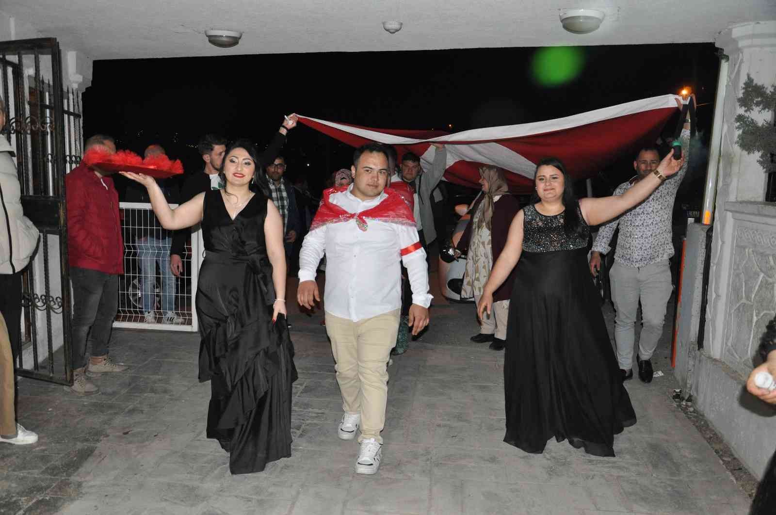 Engelli bireyin hayali bu eğlenceyle gerçek oldu Kocaeli’de hayali askerlik yapmak olan engelli birey, ailesi ve yakınları tarafından düzenlenen sembolik asker eğlencesinde doyasıya eğlendi ...