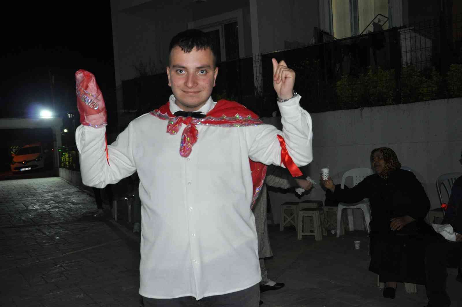 Engelli bireyin hayali bu eğlenceyle gerçek oldu Kocaeli’de hayali askerlik yapmak olan engelli birey, ailesi ve yakınları tarafından düzenlenen sembolik asker eğlencesinde doyasıya eğlendi ...