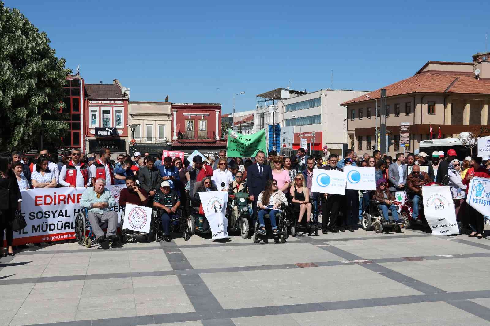 Edirne’de Engelliler Haftası dolayısıyla tören düzenlendi. Atatürk Anıtı’nda düzenlenen tören Aile ve Sosyal Hizmetler İl Müdürü Bilgin Özbaş’ın ...