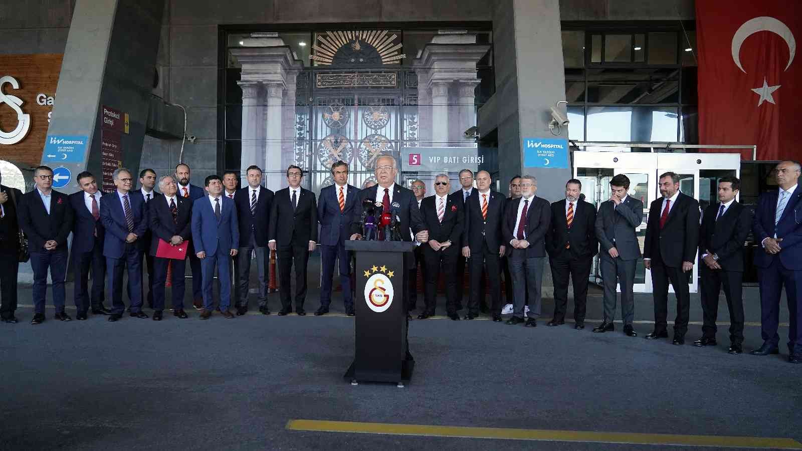 Galatasaray Başkan Adayı Eşref Hamamcıoğlu, listesini divan başkanlığına teslim etti. Hamamcıoğlu, Galatasaray’ın çatıdan ziyade temele ihtiyacı ...