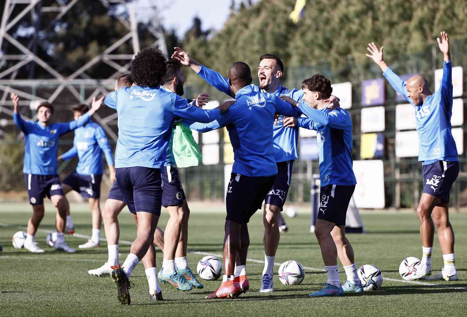 Fenerbahçe, Spor Toto Süper Lig’in son haftasında Yeni Malatyaspor ile deplasmanda oynayacağı maçın hazırlıklarını sürdürürken, 19 Mayıs Atatürk ...