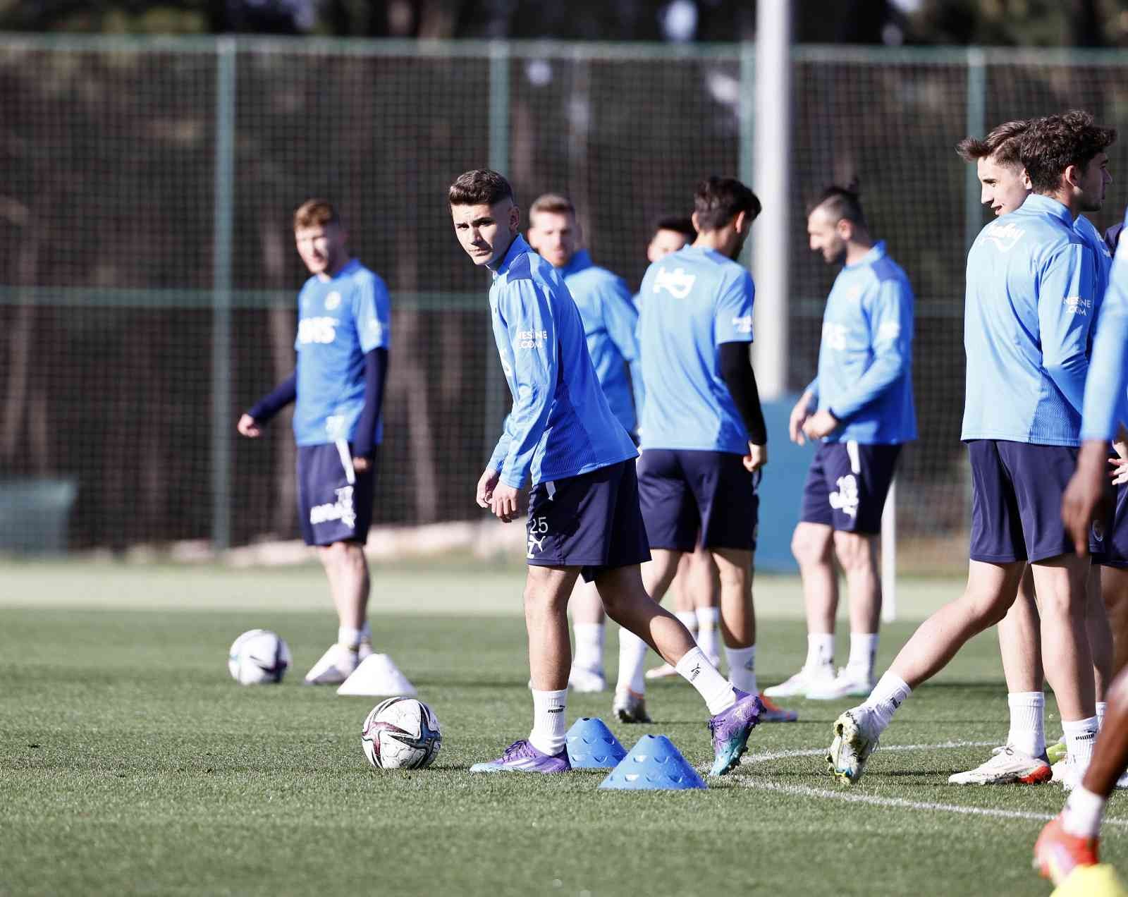 Fenerbahçe, Spor Toto Süper Lig’in son haftasında Yeni Malatyaspor ile deplasmanda oynayacağı maçın hazırlıklarını sürdürürken, 19 Mayıs Atatürk ...