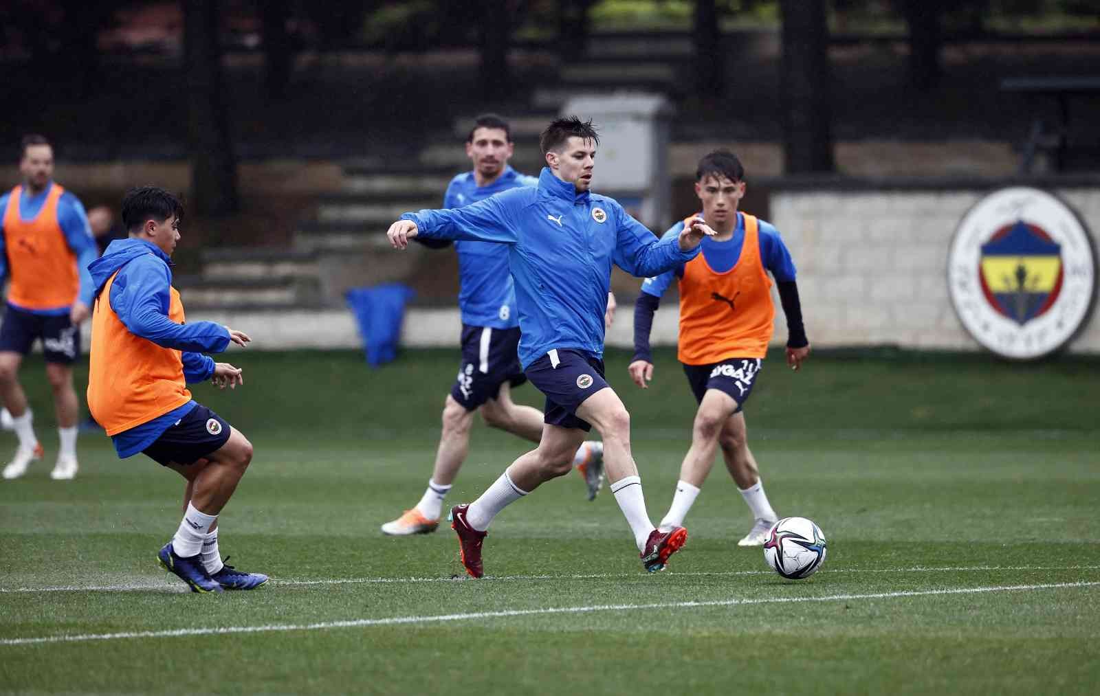 Fenerbahçe, Yeni Malatyaspor maçı hazırlıklarını sürdürdü Fenerbahçe, Spor Toto Süper Lig’in son haftasında cumartesi günü deplasmanda Yeni Malatyaspor ile oynayacağı maçın hazırlıklarını bugün yaptığı ...