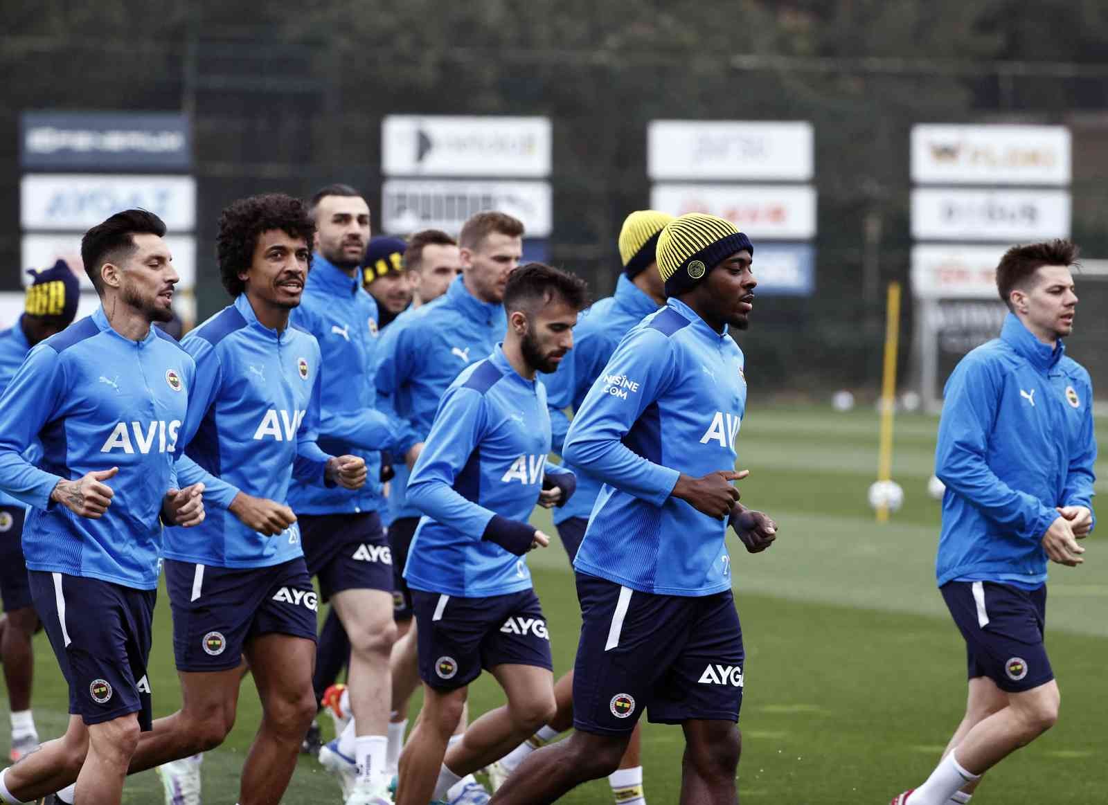 Fenerbahçe, Yeni Malatyaspor maçı hazırlıklarını sürdürdü Fenerbahçe, Spor Toto Süper Lig’in son haftasında cumartesi günü deplasmanda Yeni Malatyaspor ile oynayacağı maçın hazırlıklarını bugün yaptığı ...