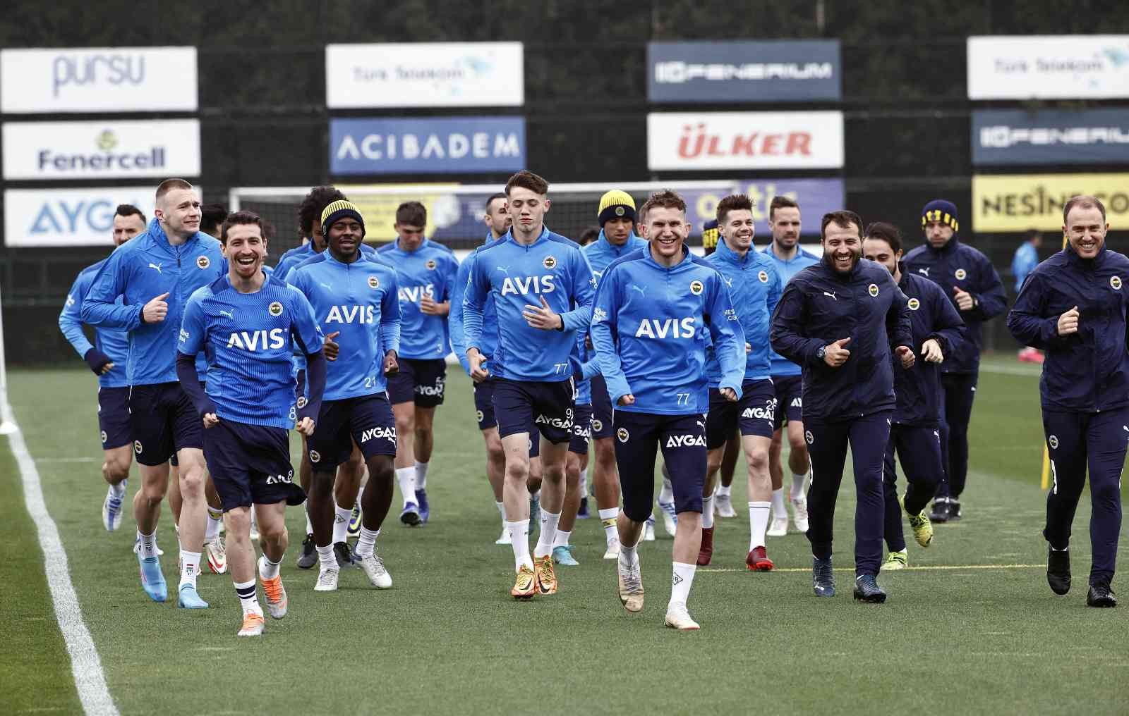 Fenerbahçe, Yeni Malatyaspor maçı hazırlıklarını sürdürdü Fenerbahçe, Spor Toto Süper Lig’in son haftasında cumartesi günü deplasmanda Yeni Malatyaspor ile oynayacağı maçın hazırlıklarını bugün yaptığı ...