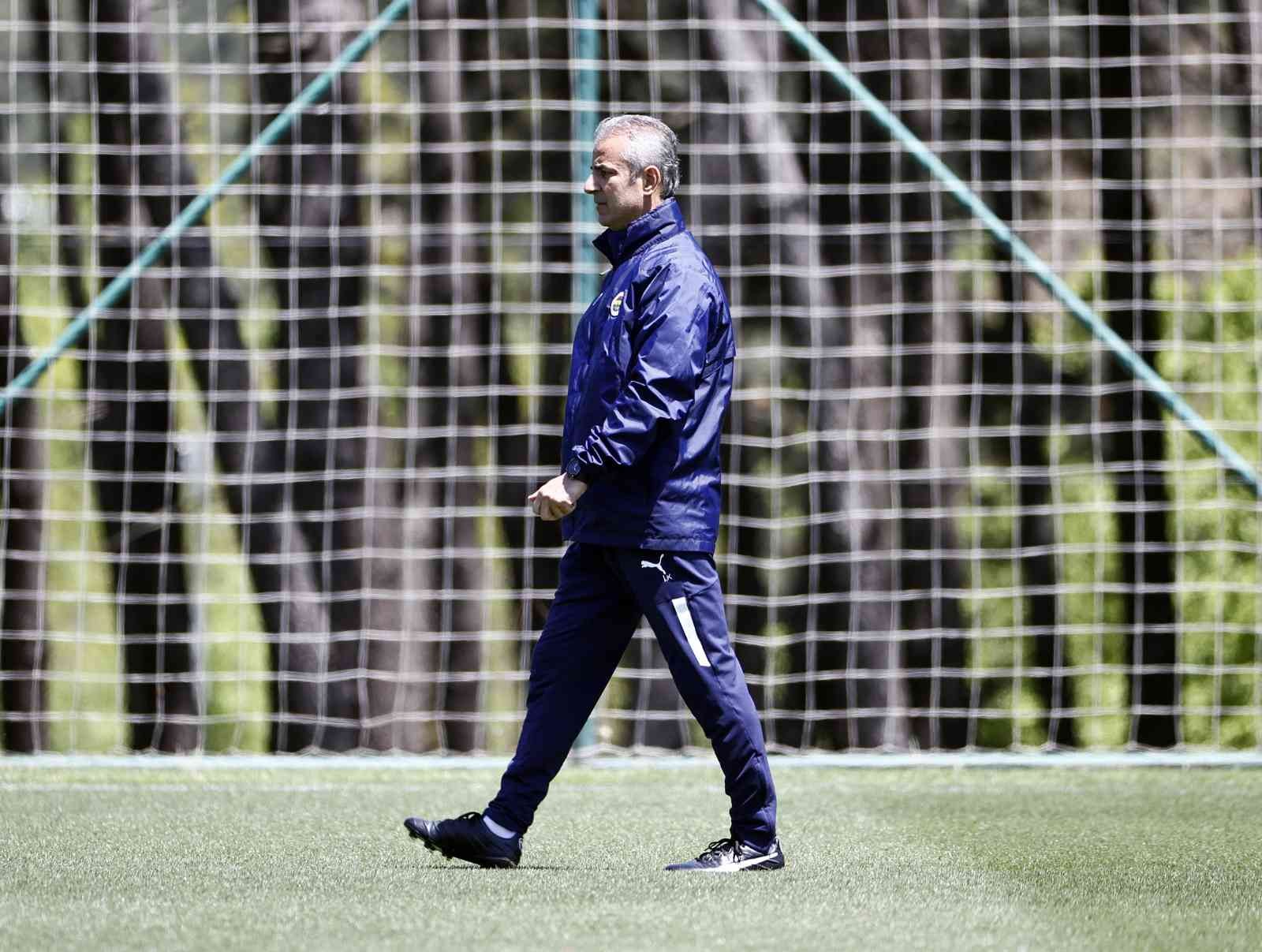 Fenerbahçe’de Fatih Karagümrük maçı hazırlıkları başladı Spor Toto Süper Lig’in 37. haftasında evinde Fatih Karagümrük ile karşılaşacak olan Fenerbahçe bu maçın hazırlıklarına öğle saatinde yaptığı ...