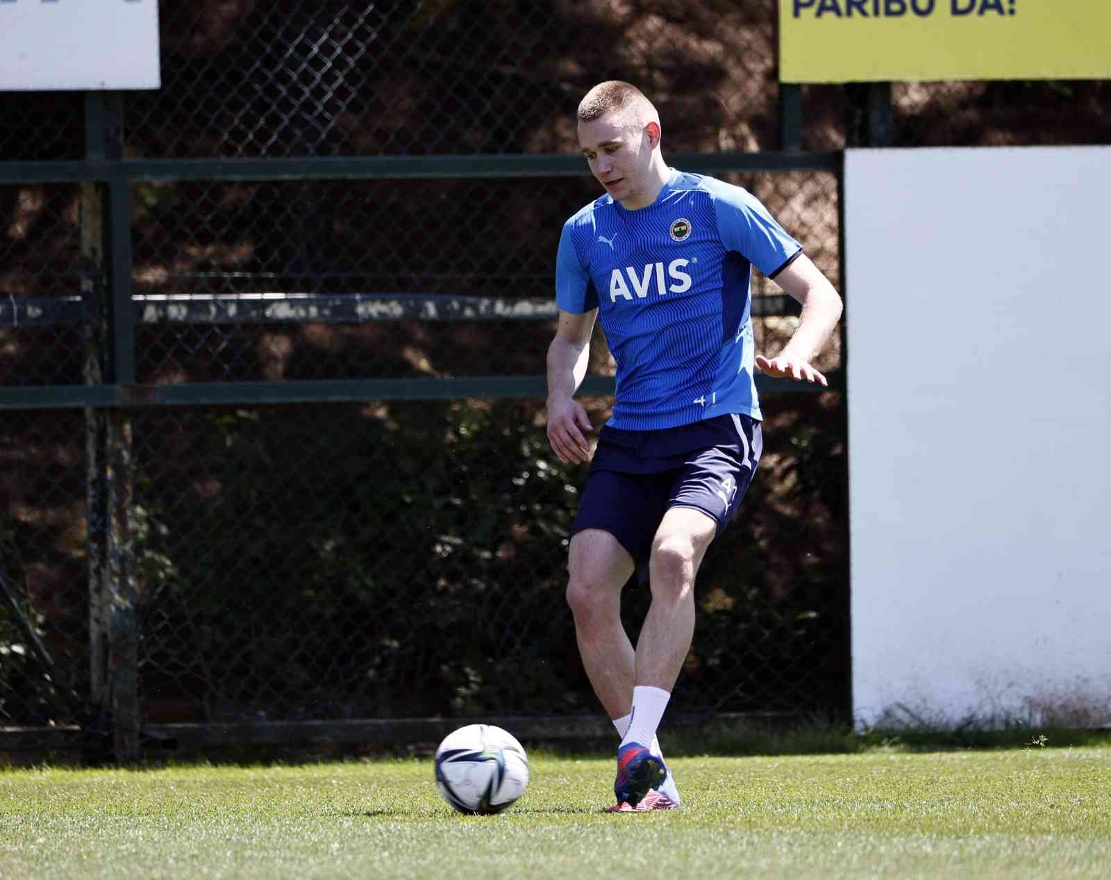 Fenerbahçe’de Fatih Karagümrük maçı hazırlıkları başladı Spor Toto Süper Lig’in 37. haftasında evinde Fatih Karagümrük ile karşılaşacak olan Fenerbahçe bu maçın hazırlıklarına öğle saatinde yaptığı ...