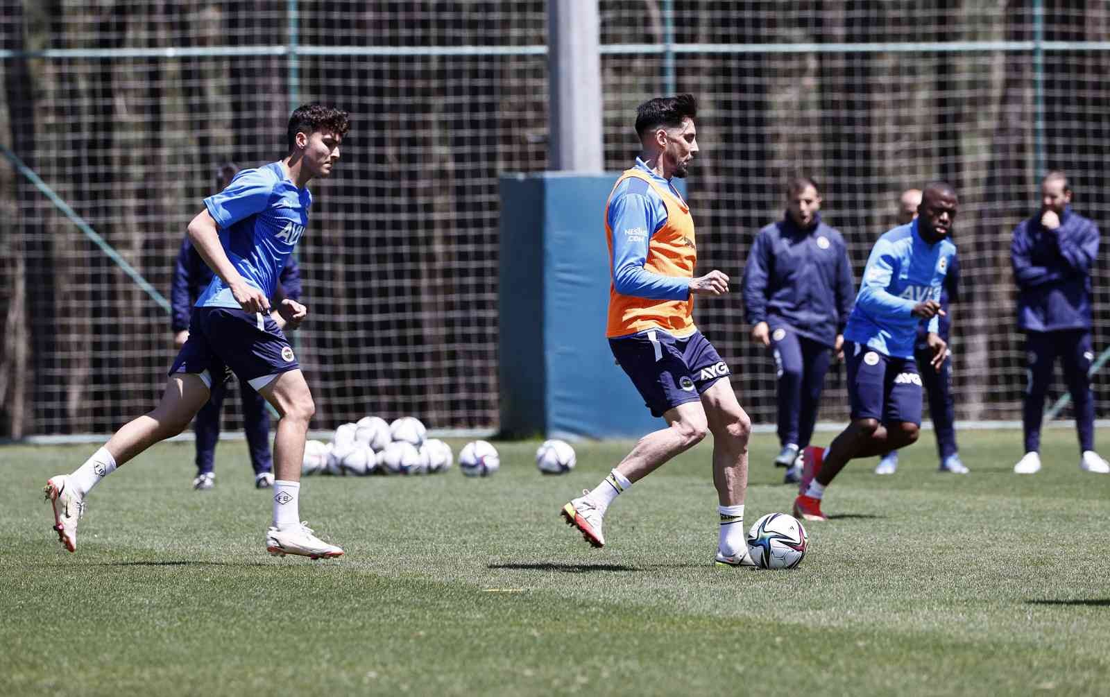 Fenerbahçe’de Fatih Karagümrük maçı hazırlıkları başladı Spor Toto Süper Lig’in 37. haftasında evinde Fatih Karagümrük ile karşılaşacak olan Fenerbahçe bu maçın hazırlıklarına öğle saatinde yaptığı ...