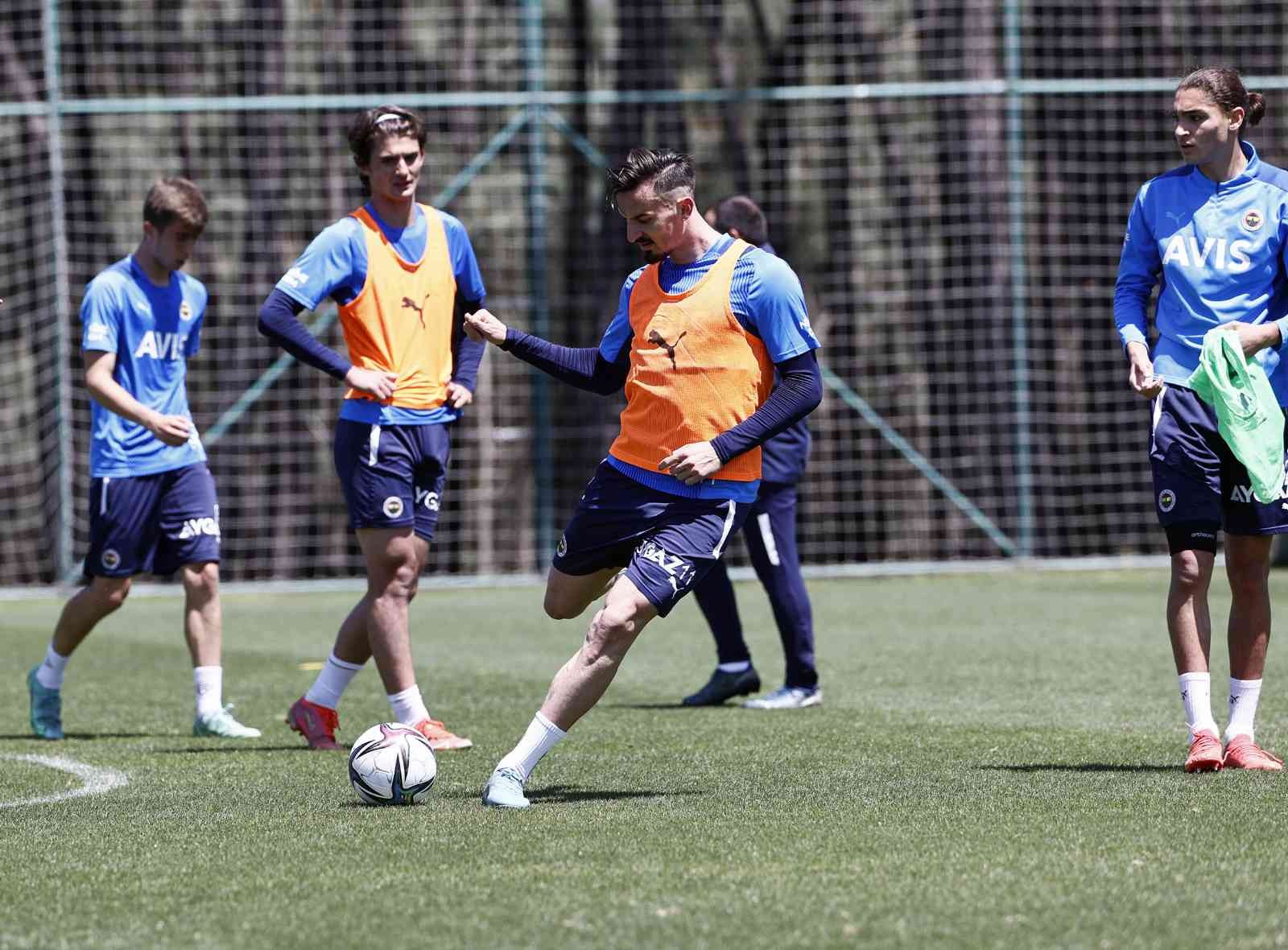 Fenerbahçe’de Fatih Karagümrük maçı hazırlıkları başladı Spor Toto Süper Lig’in 37. haftasında evinde Fatih Karagümrük ile karşılaşacak olan Fenerbahçe bu maçın hazırlıklarına öğle saatinde yaptığı ...