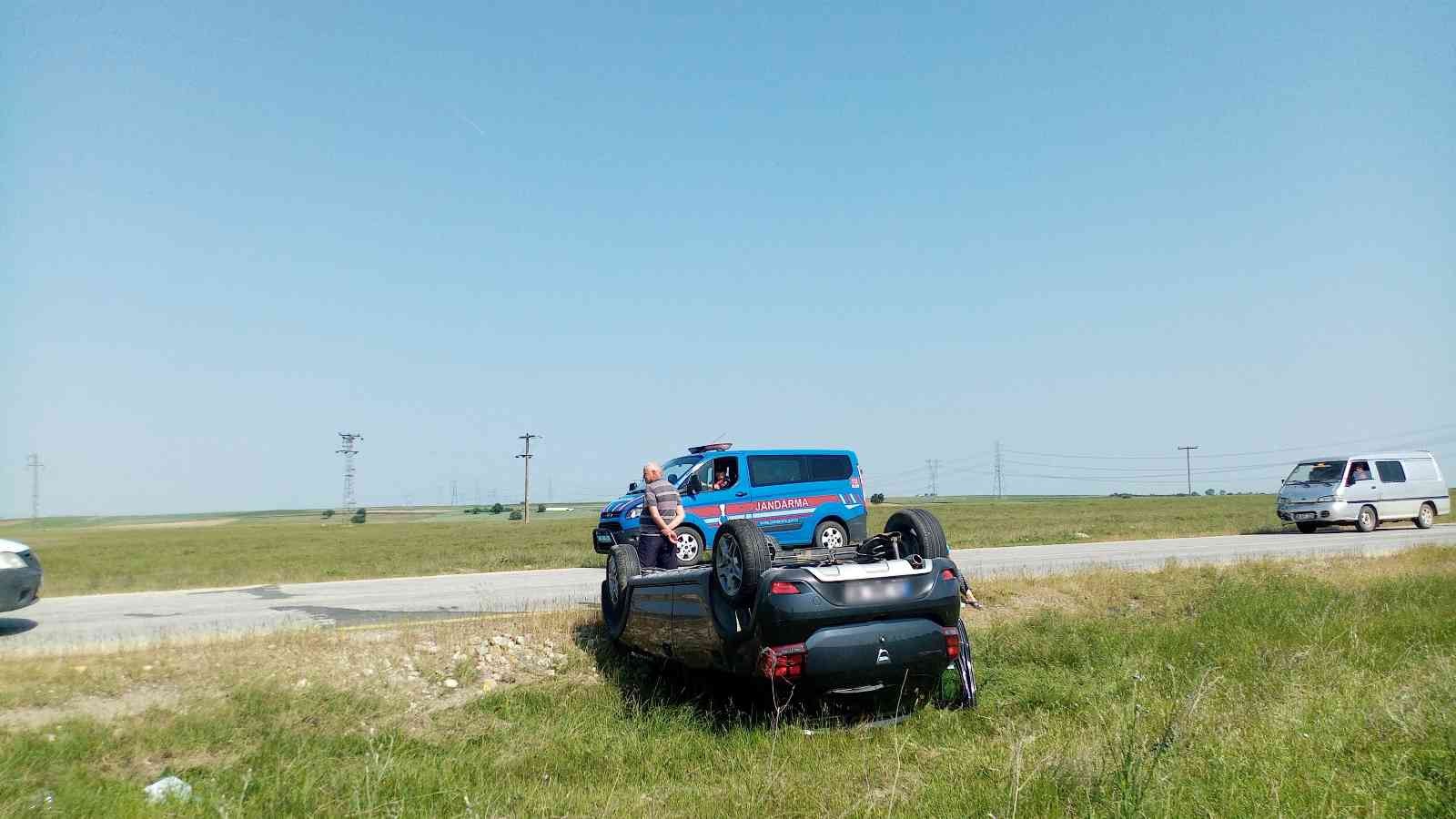 Fren yerine gaza bastı: Emniyet kemeri sayesinde takla atan araçtan 4 kişi burnu bile kanamadan çıktı Tekirdağ’da fren yerine gaza bastığı iddia edilen sürücünün kullandığı otomobil yoldan çıkarak takla attı. Emniyet kemeri sayesinde 2’si çocuk 4 ...