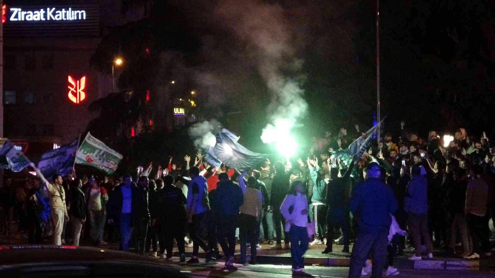 Frutti Extra Bursaspor EuroCup’da finale yükseldi, Teksas coşkuyla kutladı Frutti Extra Bursaspor, EuroCup yarı finalinde deplasmanda rakibi Morabanc Andorra’yı yenerek finale yükseldi. Bursaspor’un taraftar grubu Teksas ...