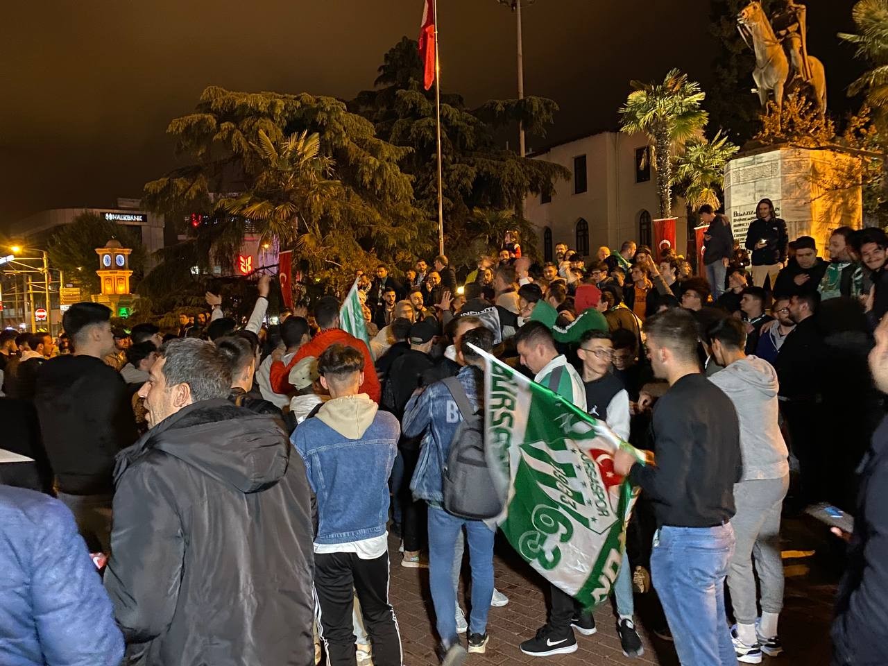 Frutti Extra Bursaspor EuroCup’da finale yükseldi, Teksas coşkuyla kutladı Frutti Extra Bursaspor, EuroCup yarı finalinde deplasmanda rakibi Morabanc Andorra’yı yenerek finale yükseldi. Bursaspor’un taraftar grubu Teksas ...