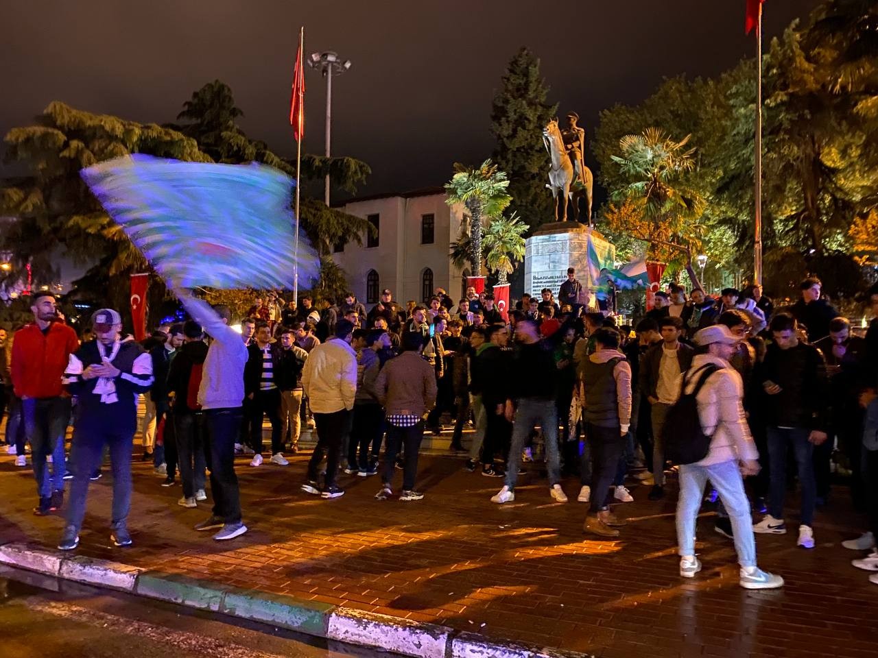 Frutti Extra Bursaspor EuroCup’da finale yükseldi, Teksas coşkuyla kutladı Frutti Extra Bursaspor, EuroCup yarı finalinde deplasmanda rakibi Morabanc Andorra’yı yenerek finale yükseldi. Bursaspor’un taraftar grubu Teksas ...