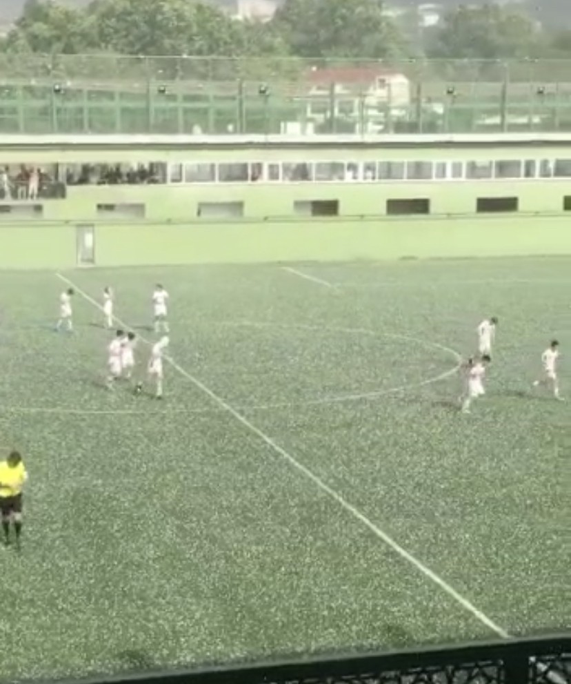 Futbolcular doluya böyle yakalandı...Bursa’da maçı durduran dolu Bursa’da dün akşam saatlerinde bir anda yağan dolu, hayatı felç etti. Bazı vatandaşlar doluya piknik yaparken yakalanırken bazıları da futbol ...