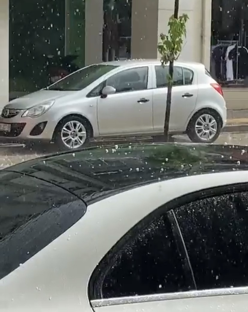 Futbolcular doluya böyle yakalandı...Bursa’da maçı durduran dolu Bursa’da dün akşam saatlerinde bir anda yağan dolu, hayatı felç etti. Bazı vatandaşlar doluya piknik yaparken yakalanırken bazıları da futbol ...