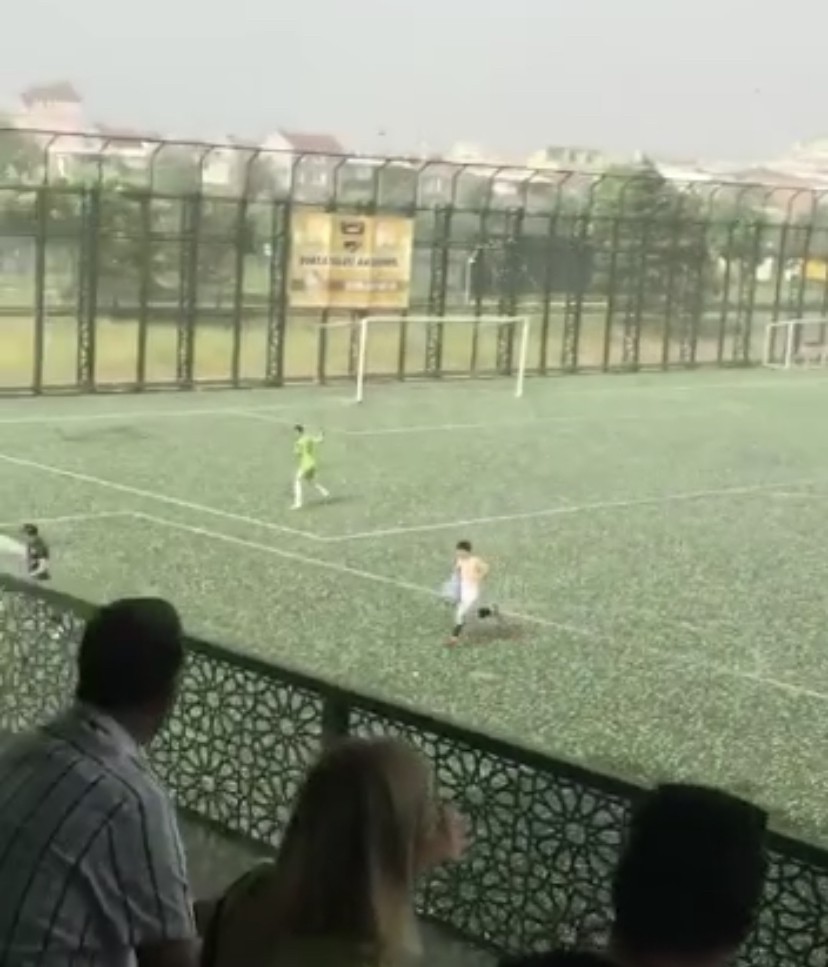 Futbolcular doluya böyle yakalandı...Bursa’da maçı durduran dolu Bursa’da dün akşam saatlerinde bir anda yağan dolu, hayatı felç etti. Bazı vatandaşlar doluya piknik yaparken yakalanırken bazıları da futbol ...