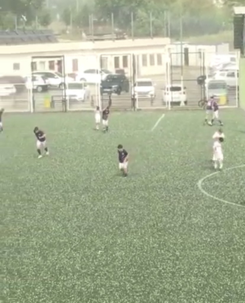 Futbolcular doluya böyle yakalandı...Bursa’da maçı durduran dolu Bursa’da dün akşam saatlerinde bir anda yağan dolu, hayatı felç etti. Bazı vatandaşlar doluya piknik yaparken yakalanırken bazıları da futbol ...