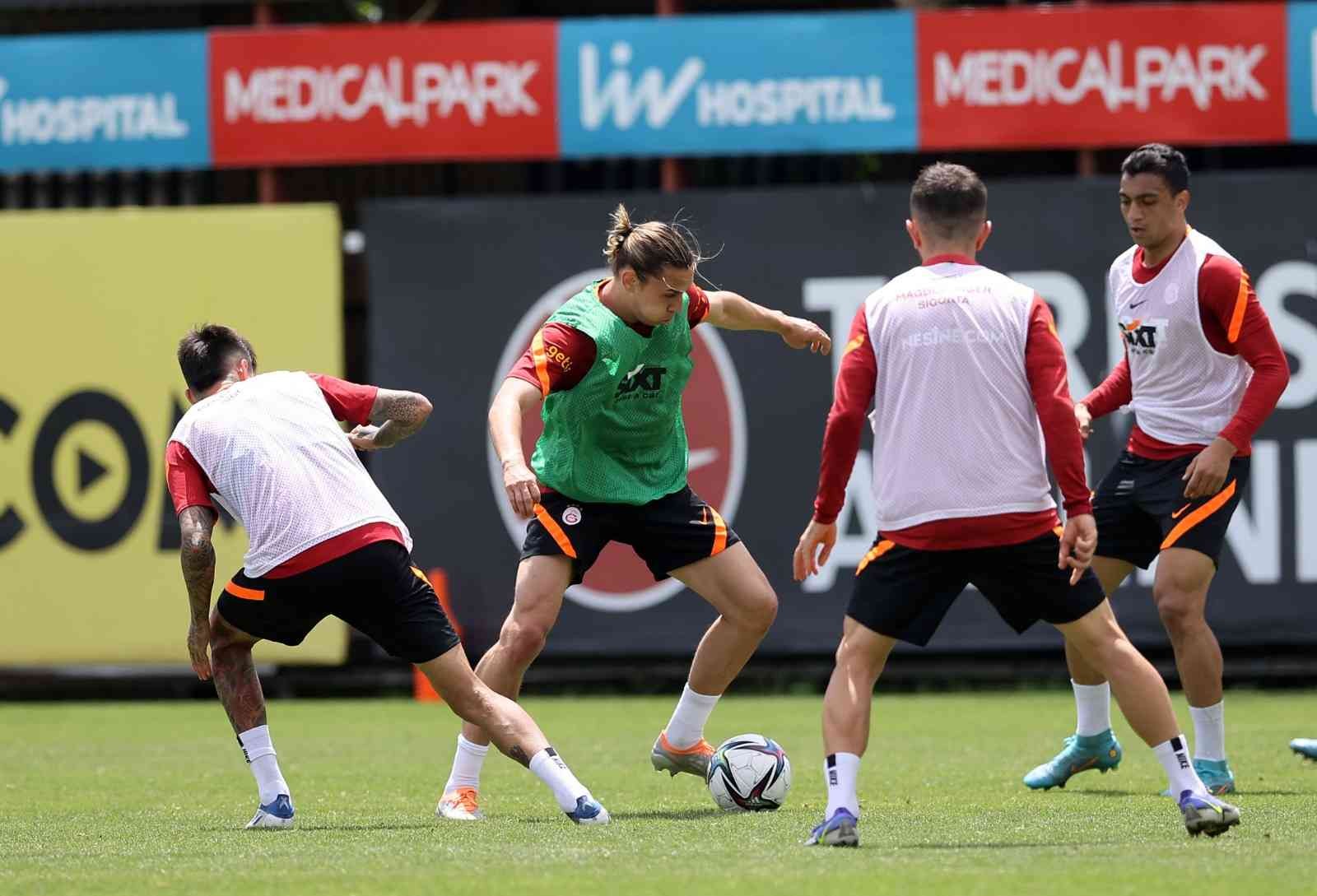 Galatasaray, Antalyaspor maçı hazırlıklarını tamamladı Galatasaray, Spor Toto Süper Lig’in 38. ve son haftasında deplasmanda Antalyaspor ile oynayacağı maçın hazırlıklarını yaptığı antrenmanla ...