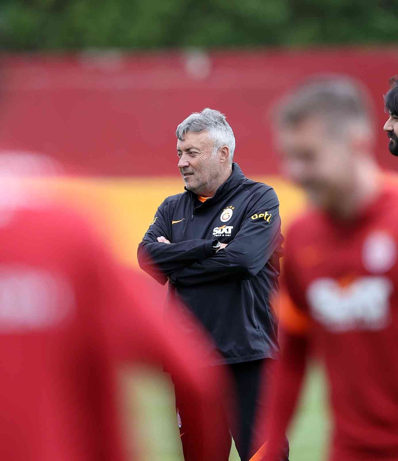 Galatasaray, Antalyaspor maçı hazırlıklarını tamamladı Galatasaray, Spor Toto Süper Lig’in 38. ve son haftasında deplasmanda Antalyaspor ile oynayacağı maçın hazırlıklarını yaptığı antrenmanla ...