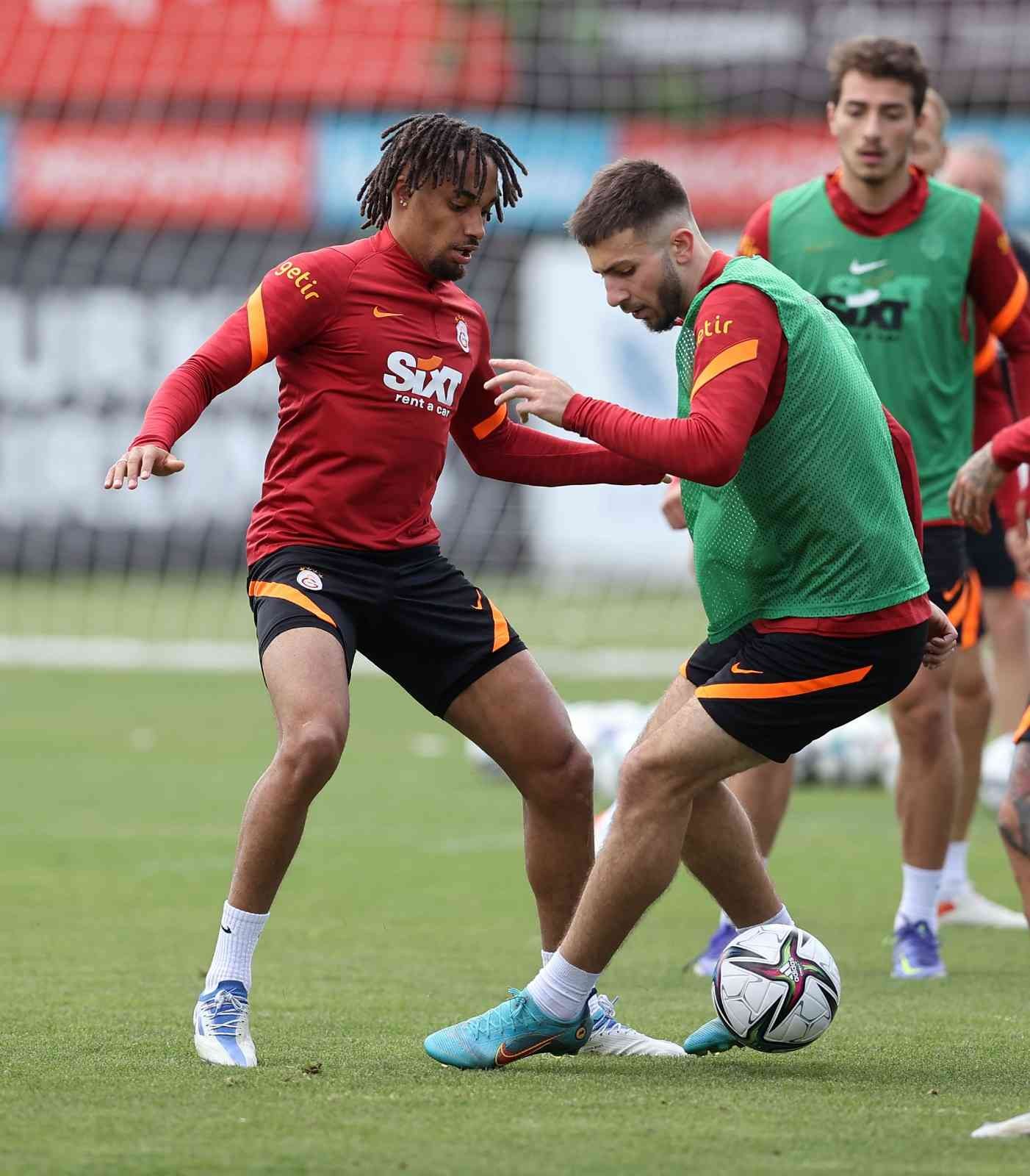 Galatasaray, Antalyaspor maçı hazırlıklarını tamamladı Galatasaray, Spor Toto Süper Lig’in 38. ve son haftasında deplasmanda Antalyaspor ile oynayacağı maçın hazırlıklarını yaptığı antrenmanla ...