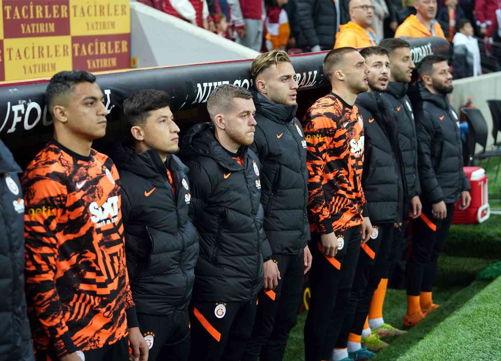 Galatasaray’da 3 değişiklik Galatasaray Teknik Direktörü Domenec Torrent son oynadıkları Altay maçının 11’ine göre Sivasspor karşısında 3 değişiklik yaptı. Spor Toto Süper ...