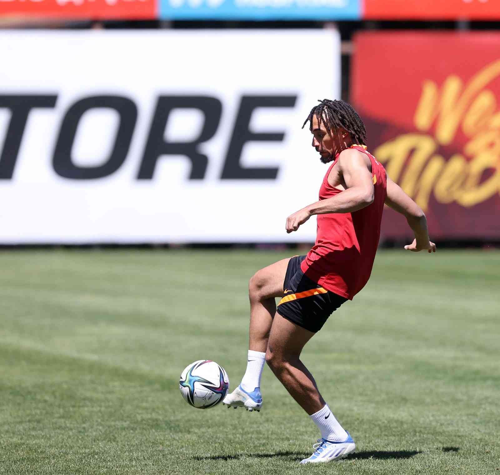 Galatasaray’da Marcao ve Omar takımdan ayrı çalıştı Galatasaray, Spor Toto Süper Lig’in 37. haftasında Adana Demirspor ile oynayacağı maçın hazırlıklarına bugün yaptığı antrenmanla devam etti. Sarı ...