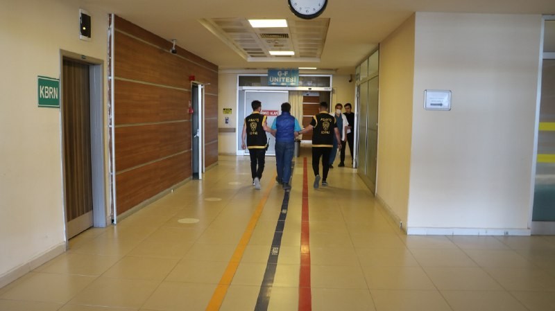 Gazilerin bilgisayarını ve televizyonunu çalan hırsız adliyeye sevk edildi Geçtiğimiz günlerde Türkiye Muharip Gaziler Derneği Edirne Şubesi’nden bilgisayar, televizyon ve arşivleri çalan ve başka bir adreste hırsızlık ...