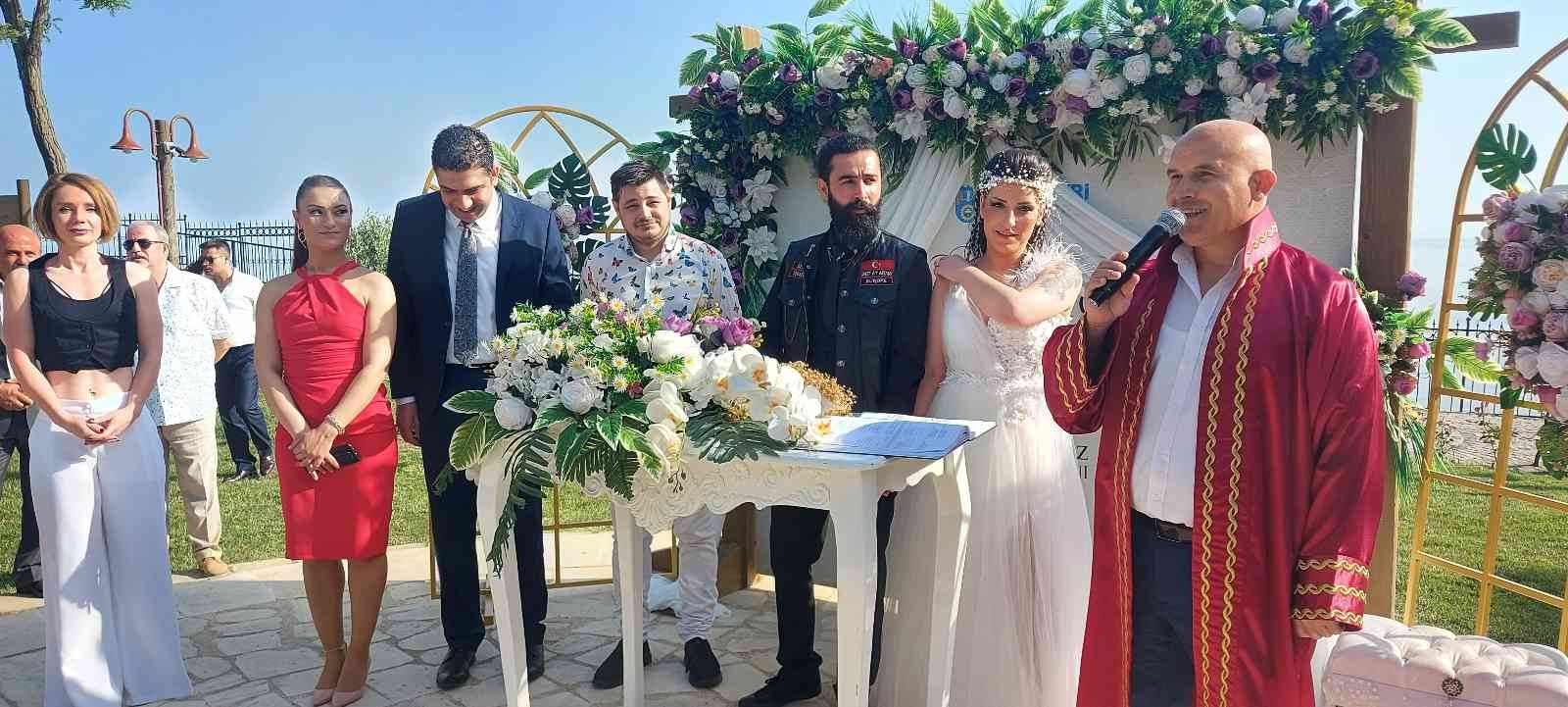 Silivri’de yaşayan motosiklet tutkunu Aycan ve Tarık çifti nikah törenlerine yaklaşık 100 motosikletin yer aldığı konvoyla gitti. Silivri’de ...